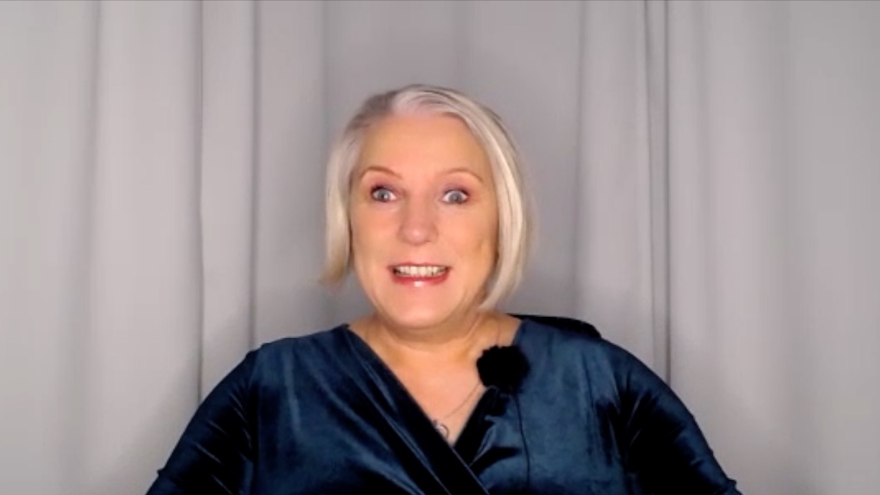 Bild på handledaren Lena i marinblå tröja och mygga